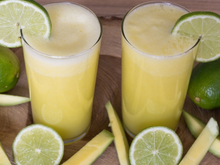 O jeito certo de fazer limonada alemã: o truque para bater o limão com casca e não amargar
