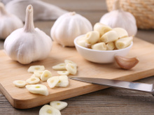 Quais são os 10 benefícios do alho para a saúde? (e como incluir no cardápio)