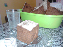 Bolo de chocolate macio e alto