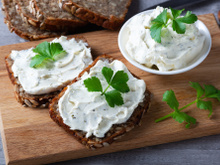 Requeijão caseiro feito com ricota custa menos de R$10 e rende muito!