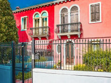 Grades pretas na fachada da casa estão fora de moda: a nova tendência para 2026 é mais elegante e segura