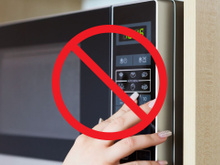 Muitas pessoas têm o hábito de usar o micro-ondas para isso, mas é extremamente arriscado e eu vou te relevar por quê!