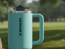 Hidratação o dia inteiro! Copo Stanley de 1,8 litros com o menor preço do ano