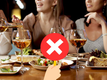 Eles reservaram uma mesa para seis pessoas em um restaurante: 20 minutos depois, foram expulsos