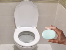 Jogar sabonete em barra no vaso sanitário reduz os odores? Aqui está uma maneira mais fácil de obter um aroma agradável sem correr o risco de entupir os canos!