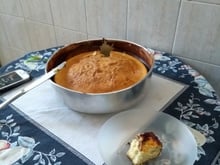 Bolo de baunilha com banana cremosa