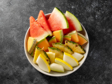 Hidratação além da água: alimentos hidratantes vão melhorar o funcionamento do corpo e do humor) no clima seco