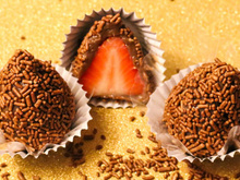 Bombom de brigadeiro com morango