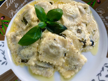 Ravióli com creme de leite e ervas frescas