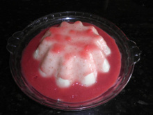 Manjar de coco com calda de morango