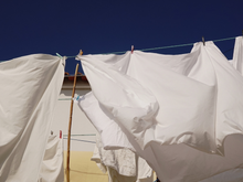 Roupas brancas brilhando como novas: adicione 2 colheres de chá deste produto ao tambor da máquina e diga adeus aos produtos caros