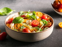 Salada de macarrão crocante como você nunca viu: receita rápida para uma refeição completa e deliciosa