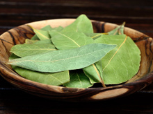 Por que colocar folhas de louro em um pote de vinagre e quais são os benefícios?