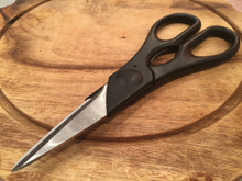 Truques simples para afiar a tesoura de cozinha