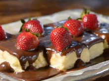 Receita rápida de bombom de morango de travessa com ingredientes simples é perfeita pra devorar no fim de semana