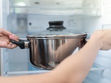 Você guarda panela com comida na geladeira? Descubra por que você deveria evitar esse hábito