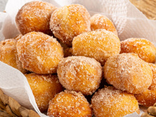 Se está chovendo, é claro que eu faço essa receita de bolinho de chuva sem glúten e sem leite para a família!