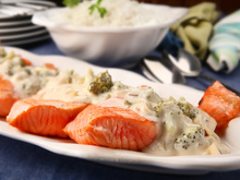 Filés de salmão com castanhas e molho de legumes