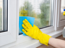 Poucas pessoas sabem, mas esse é o erro comum que deixa as janelas manchadas mesmo depois da limpeza