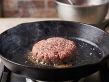 O truque do TudoGostoso para o hamburguer caseiro não ressecar: com apenas uma pequena mudança você mantém a suculência da carne