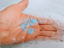 O motivo é óbvio, mas poucos sabem: por que o sabão de lavar roupa é azul na maioria dos casos?