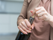 Adeus saca-rolhas: esse é o jeito mais fácil de abrir uma garrafa de vinho, você só vai precisar de um…