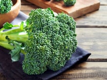 Poucos sabem, mas esse é o melhor jeito de cozinhar brócolis para garantir todos os nutrientes (não é no vapor!)