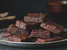 Murilo Fernandes, confeiteiro: "Foram meses testando, errando e ajustando até chegar no brownie perfeito. Essa receita me salvou quando eu comecei na confeitaria. Tem amor, tem história e, claro, uma pitada extra de chocolate"