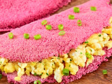 Às quartas comemos rosa: tapioca de beterraba para um lanche nutritivo e no clima do mês de conscientização para o controle do câncer de mama