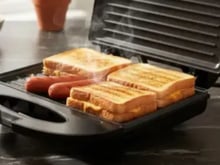 Para quem quer fazer desde lanches a carnes e legumes grelhados, vale apostar nesta sanduicheira Grill 2 em 1