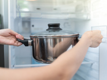 Descubra por que você não deve guardar panelas dentro da geladeira