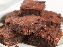 Não leva açúcar nem farinha, mas esse brownie surpreende pela textura e pelo sabor intenso