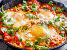 Você já fez ovos à pizzaiolo? Essa receita italiana é fácil, saudável e fica pronta em 20 minutos na frigideira