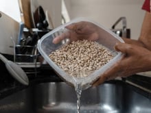 O erro que todo mundo comete ao deixar o feijão de molho: faça isso para eliminar os gases e o inchaço