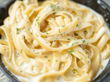 Macarrão Alfredo perfeito: receita simples da minha mãe com um molho com queijo delicioso