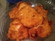 Peito de frango empanado com sazón