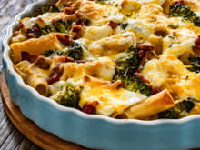 Receita de massa assada com legumes e molho bechamel: TudoGostoso ensina como fazer o gratinado mais cremoso e saboroso, pronto em 30 minutos!