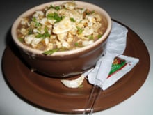 Caldo de feijão com torresmo