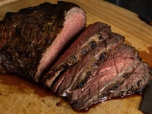 Descobri no TudoGostoso qual é a melhor carne para surpreender todo mundo no churrasco: não é picanha nem alcatra e os açougueiros também recomendam