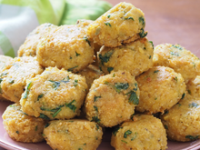Já que o jogo é no meio da semana, melhor não exagerar: o bolinho de arroz verde do TudoGostoso é a escolha perfeita