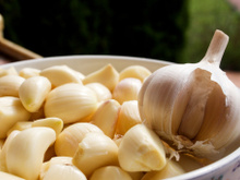 Exagerou no alho ao cozinhar? Salve a receita com essa dica usando apenas um ingrediente