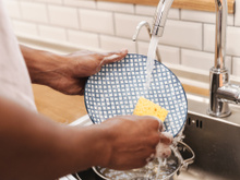 Pessoas emocionalmente inteligentes usam a regra da louça em casa: descubra a psicologia para construir relacionamentos mais fortes