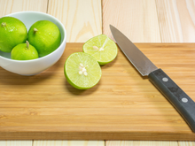 Utilizei a casca do limão para resolver esse problema na minha casa e virou o meu truque favorito