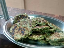 Bolinho grelhado integral de espinafre com aveia e arroz