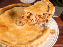 Empadão de frango muito cremoso que derrete na boca é a receita fácil que você precisa comer hoje!