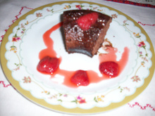 Bolo fácil de chocolate com pedacinhos de morango