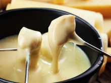 Faço fondue no Dia dos Namorados há 11 anos. Gostaria que tivessem me falado antes que dava para preparar em 9 minutos (e com essa receita cremosa!)
