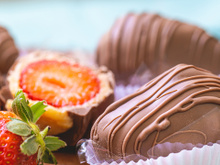 Esse bombom de chocolate com morango é perfeito para um lanche saudável para te deixar saciado