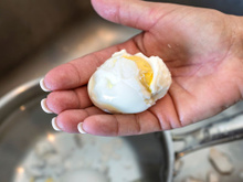 Não deixe os ovos cozidos de molho em água fria: donas de casa com 30 anos de experiência fazem isso e as cascas se soltam facilmente
