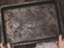 Não jogue fora: como recuperar assadeiras queimadas usando apenas sal e batata